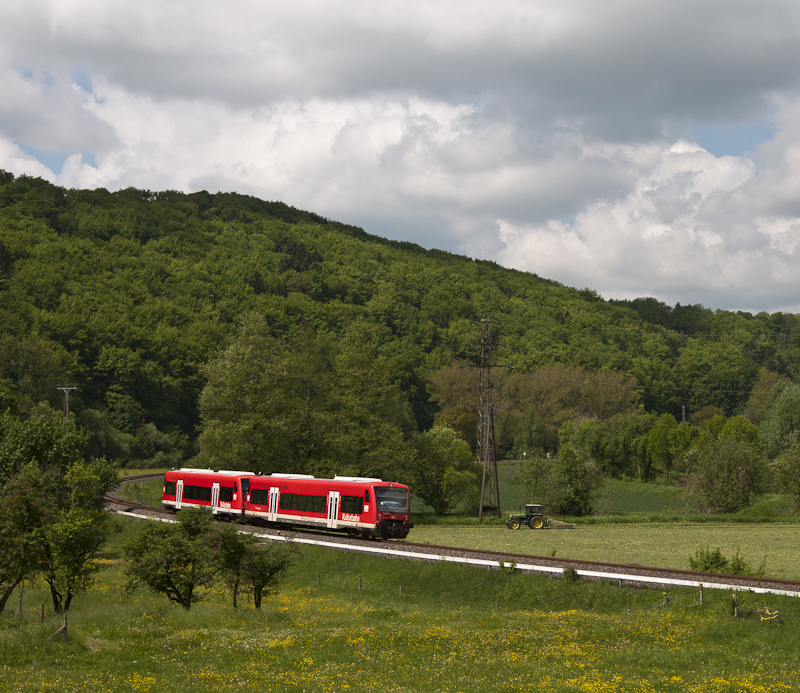 Wonnemonat Mai?
Whrend der Bauer sein Feld mht, unterbrechen 650 303 und 650 307 kurz die Idylle um als RB 91766 von Horb nach Tbingen zu fahren. Aufgenommen am 23. Mai 2010 bei Mhlen.