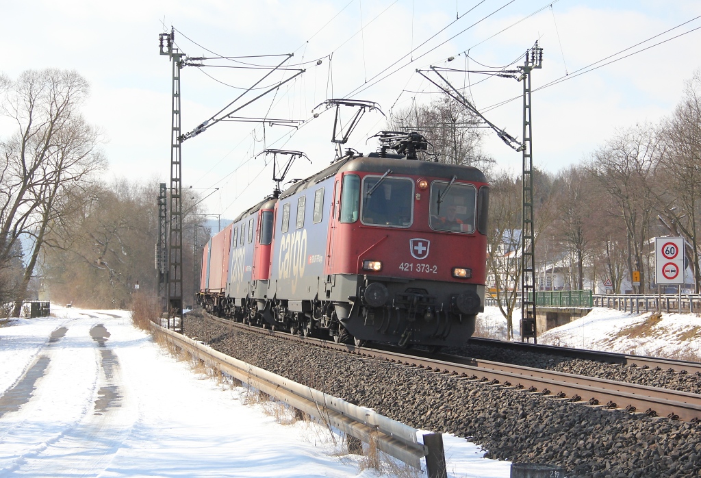 Worber freut man sich mehr als ber eine 421? ber zwei: 421 373-2 in Doppeltraktion mit einer weiteren 421 und Containerzug in Fahrtrichtung Norden. Aufgenommen am 15.03.2013 in Wehretal-Reichensachsen.