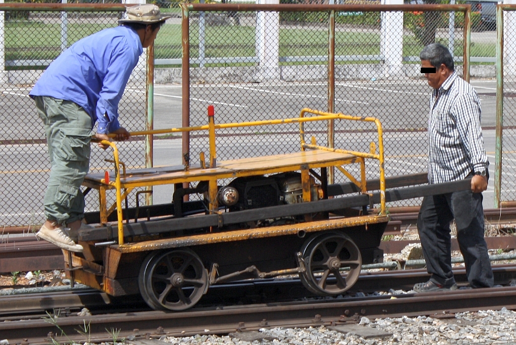 Wozu die Weiche umstellen? Wenn auch nicht einfacher, so geht's  So   doch etwas schneller. Kleinwagen der Type รบ.6 (รบ.=RB.) beim Gleiswechseln in der Trang Station am 25.Oktober 2010.