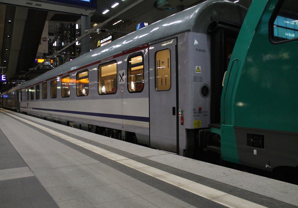 WRmnouz 1251 der polnischen Eisenbahn PKP, eingereiht in den EN 453 von Paris-Est ber Berlin nach Moskau-Belorusskaja am 14.04.2012 in Berlin Hbf (tief).
