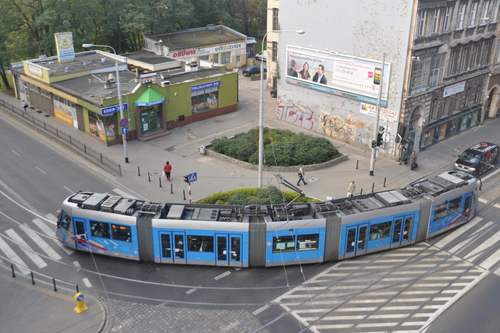 WROCŁAW (Woiwodschaft Niederschlesien), 09.10.2012, Tramwagen 3128 als Linie 31plus nach Gaj biegt von der ul. Pilsudskiego in die ul. Stawowa ein (Blick vom Hotelzimmer)

