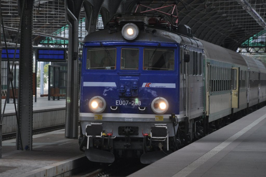 WROCŁAW (Woiwodschaft Niederschlesien), 10.10.2012, EU07-208 als TLK 38102/3 von Kraków Główny nach Kołobrzeg