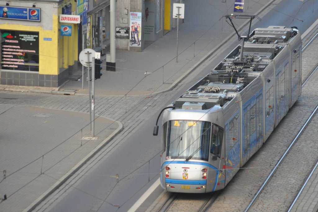 WROCŁAW (Województwo dolnośląskie/Niederschlesien), 09.10.2012, Tramwagen 3128 als Linie 31plus nach Gaj in der ul. Pilsudskiego (Blick vom Hotelzimmer)