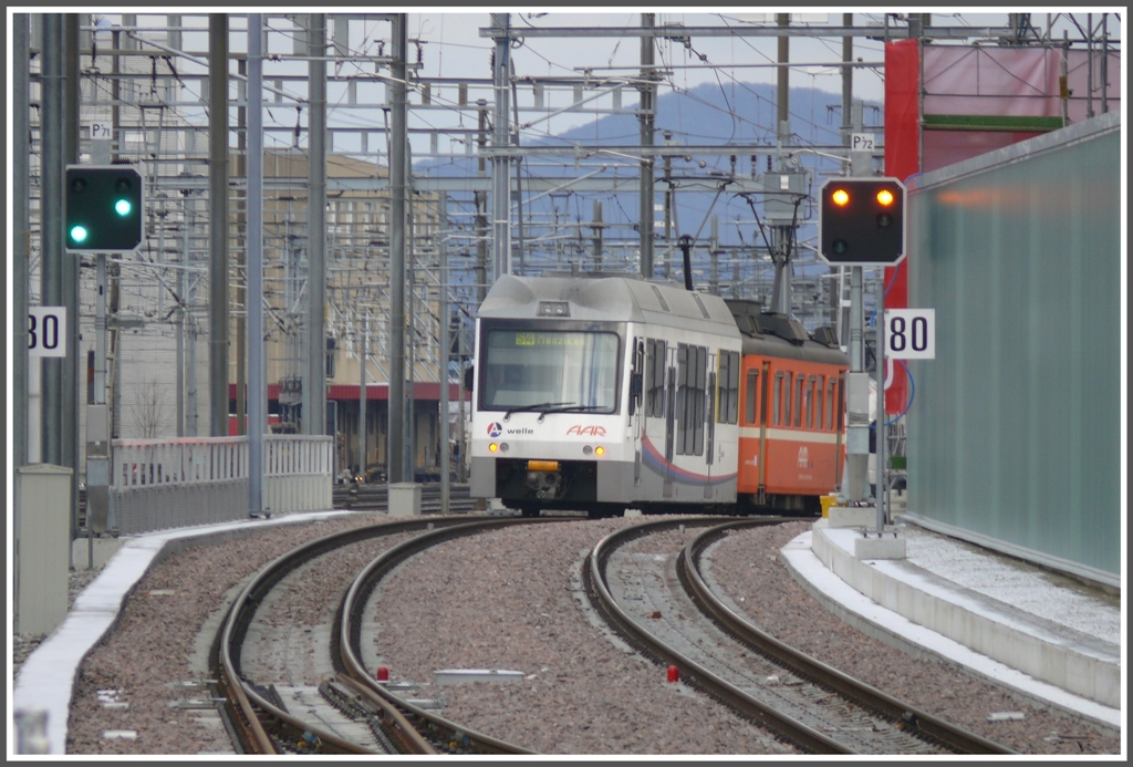 WSB nach Suhr und Schftland auf der Neubaustrecke beim Bahnhof Aarau. (13.12.2010)
