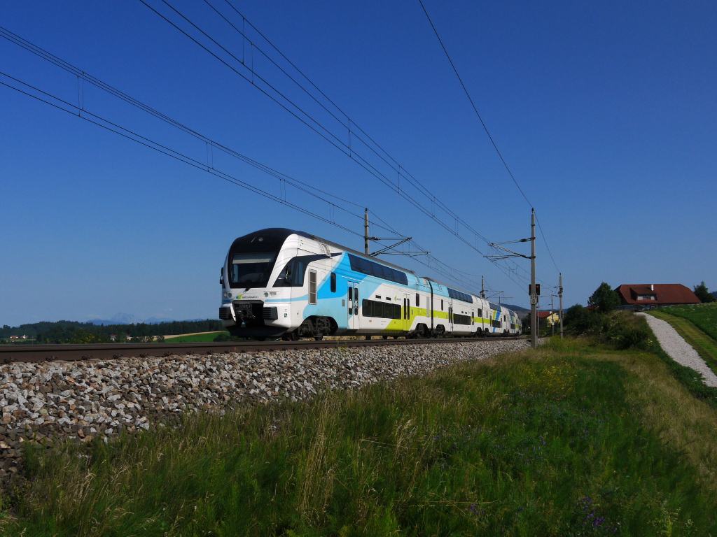WSTBA 4010 001 fuhr am 23.07.12 als WEST 17516 (Wien Westbf - Salzburg Hbf - Freilassing) durch Pndorf. Links vom Zug kann man schwach den Traunstein im Salzkammergut erkennen.