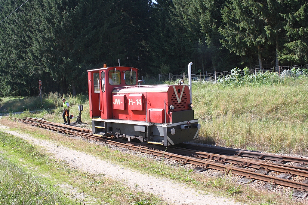 WSV 100.4 (Jenbacher Werke, Type DM100 H14, B-dm, Bauj. 1972, Fabr.Nr. 3.457.35) wendet am 09.Sept. 2012 im Bf. Aalfang von Zug 3 auf Zug 4.