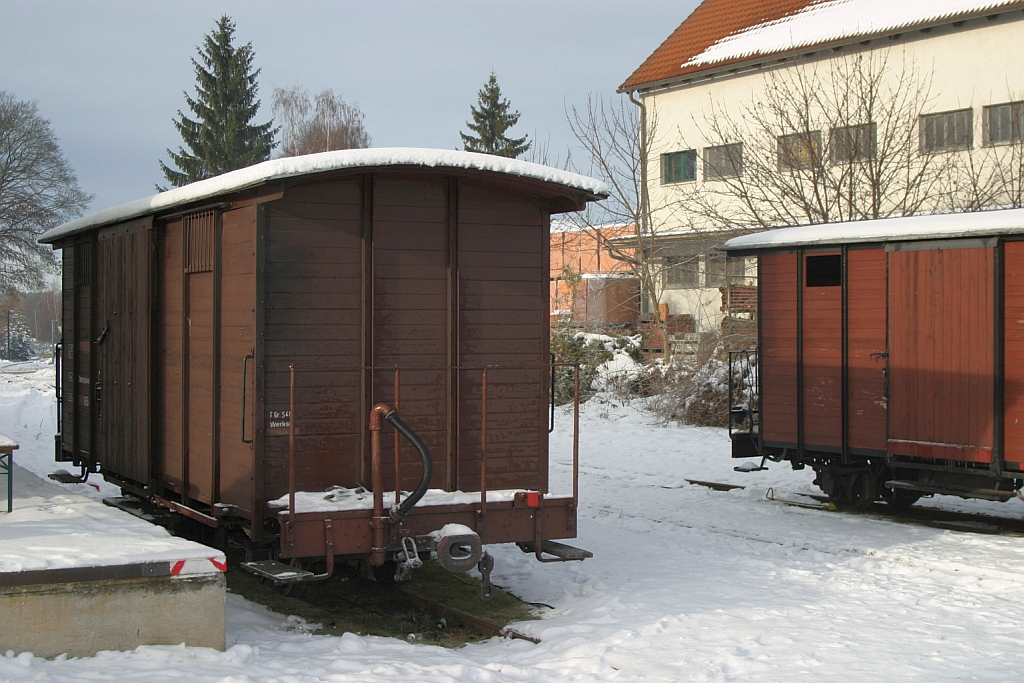 WSV Dienstgutwagen 656 am 04.Dezember 2005 im Bf. Heidenreichstein. Im Hintergrund der Gw/s 10 007, der vom Waldviertler Schmalspurbahn Verein als Aggregatwagen zur Stromversorgung des Zugverbandes verwendet wird.