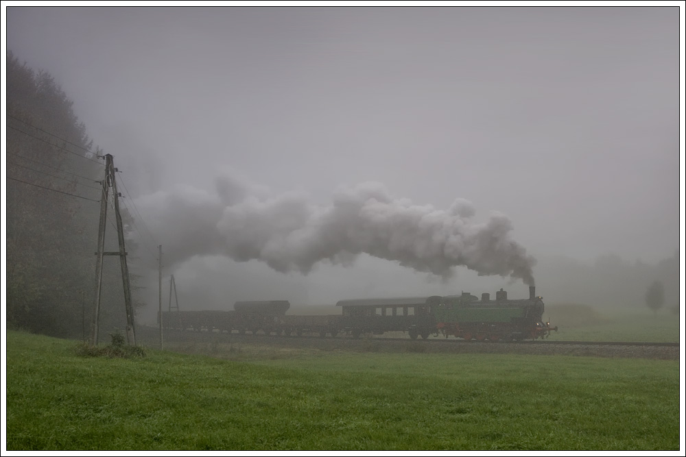 WTK 4 (BB 392.2530 / WTK 4 - ex BB 478.30) mit unserem Foto GmP am nebeligen Morgen des 3.10.2010 von Ampflwang nach Timelkam bei der Klranlage in Ampflwang aufgenommen.
