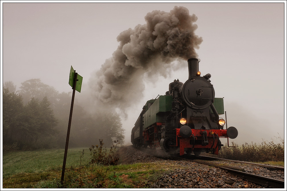 WTK 4 (BB 392.2530 / WTK 4 - ex BB 478.30) mit unserem Foto GmP am nebeligen Morgen des 3.10.2010 von Ampflwang nach Timelkam kurz nach der Klranlage in Ampflwang aufgenommen.