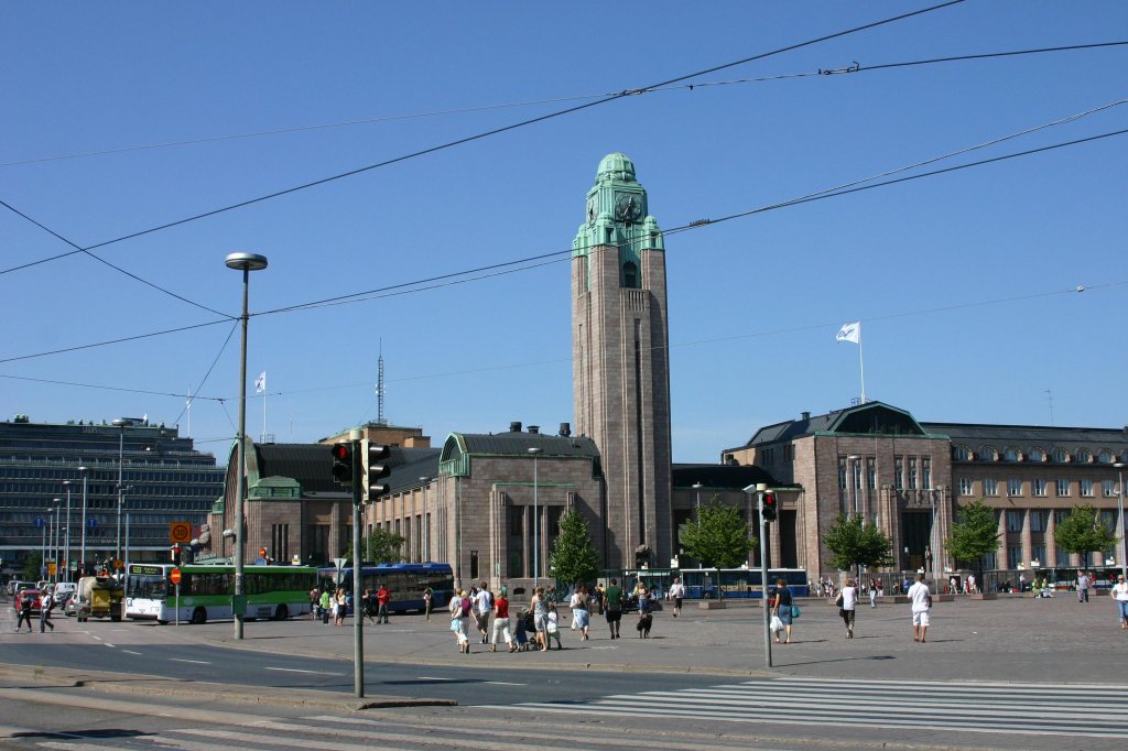 Wuchtig und markant ragt der Turm des Hauptbahnhof in Helsinki in den Himmel.
Den mchtigen Bau kann man als Tourist kaum verfehlen. Architektonisch
hebt er sich vom allgemeinen Stadtbild geradezu ab.
Die Aufnahme entstand am 9.8.2007.
