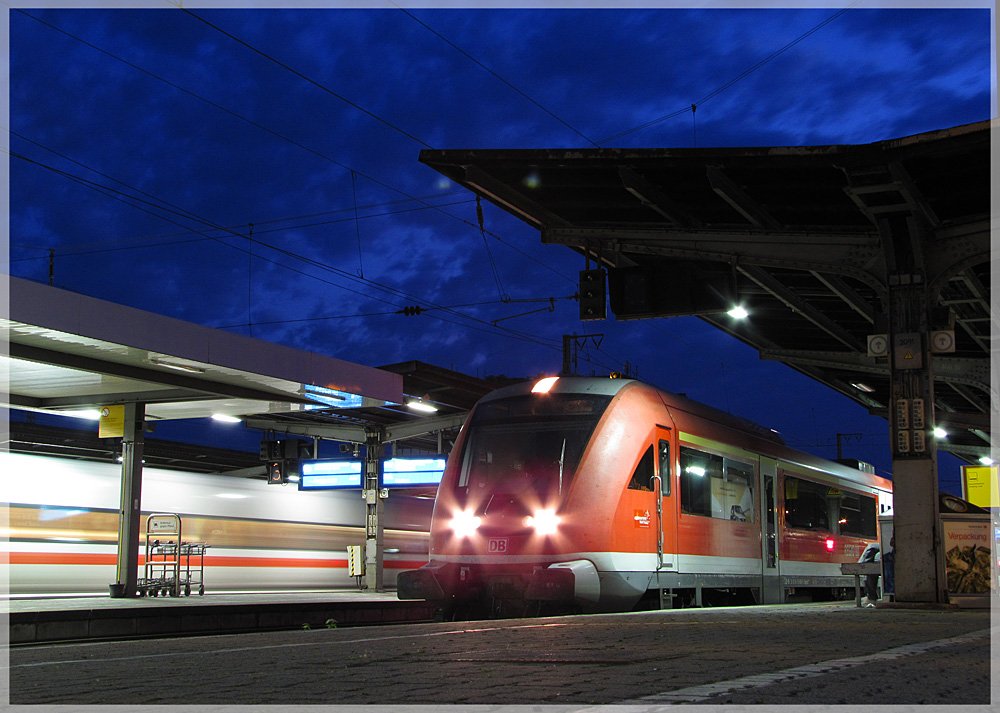 W�rzburg Hbf am 11.06.2010: Die Modus-Garnitur Richtung N�rnberg Hbf.