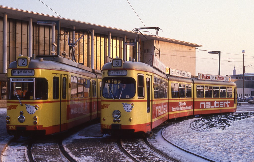 Wrzburg Tw 247 und 279 vor dem Hauptbahnhof, 11.01.1987.