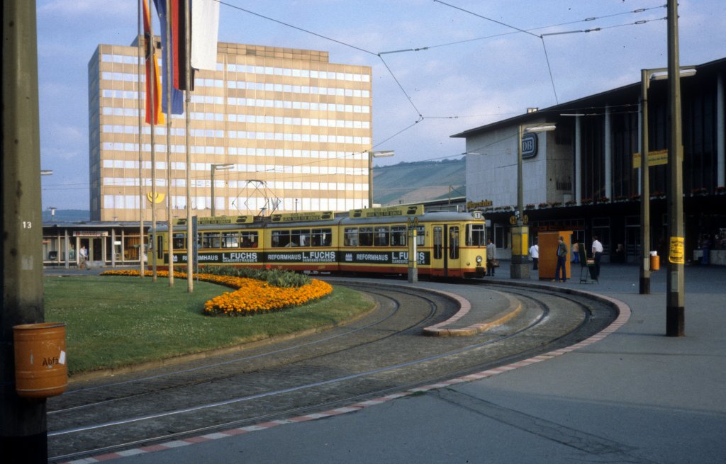 Wrzburg WSB SL 1: Der Gelenktriebwagen 241 hlt vor dem Wrzburger Hauptbahnhof am Morgen des 25. Juni 1979.