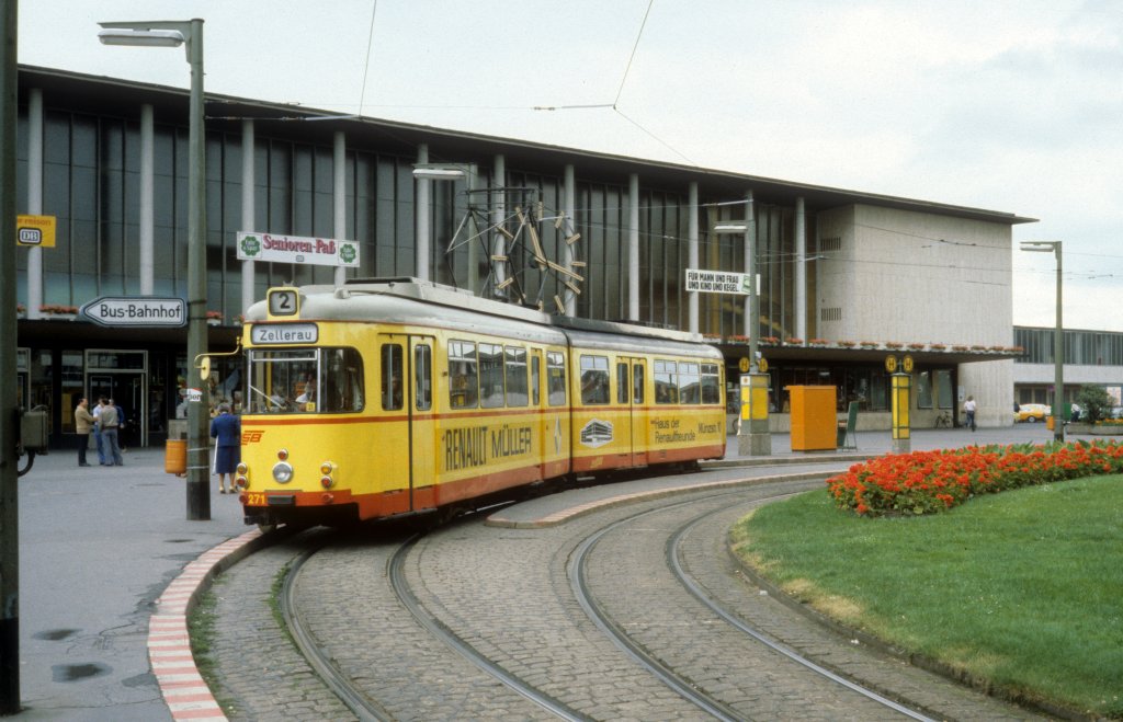 Wrzburg WSB SL 2 (GT6 271) Hauptbahnhof / Bahnhofplatz am 22. Juni 1980.