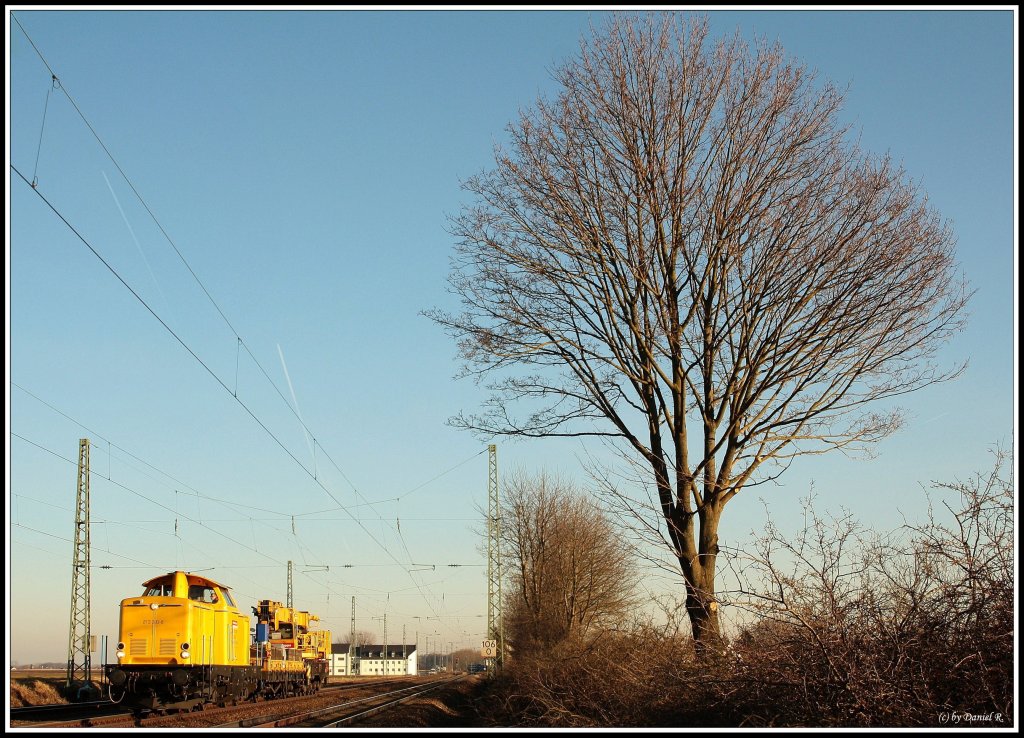  Wunder gibt es immer wieder... . So Sang ich am 07.02.2011 als diese Fuhre an uns in Mangolding vorbeizog. Wunder deshalb, weil sich doch noch etwas anderes auer Agilis und ICE's hat blicken lassen. Zu sehen ist 213 333 der Bahnbaugruppe (DBG) mit Anhngsel und einem Baukrank (beides ebenfalls DBG). Die 213 333 hat brigens schon viel Hinter sich, sie wurde erstmals 1966 an die DR ausgeliefert und hat schon 10 Firmenwechsel hinter sich. Sie war unteranderem im Karlsruhre, Koblenz, Meiningen und v.a stationiert. 
