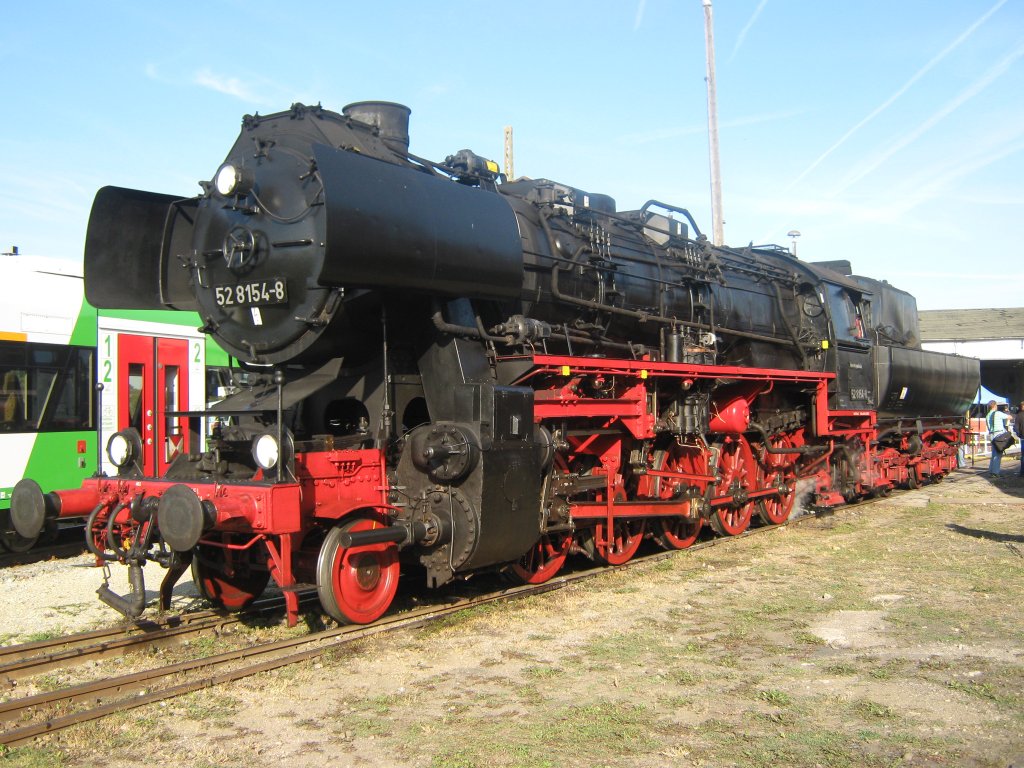 Wunderschne, glnzend restaurierte Dampflok BR 52 8154 am Tage des Dampfloksfestes, dem 16.09.2012, im BW Arnstadt historisch.
Der  neumodische  VT dahinter lie sich leider nicht vermeiden.
