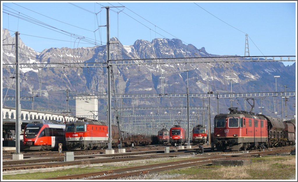 Wunderschne Kulisse mit dem Alpsteingebirge hinter dem Bahnhof Buchs SG. Re 4/4 II 11284 verlsst soeben den Bahnhof, wo noch folgende Triebfahrzeuge anzutreffen sind; 4024 098-8, 144 203. 420 178-6, 1116 256-7 und 1144 230. (30.03.2010)