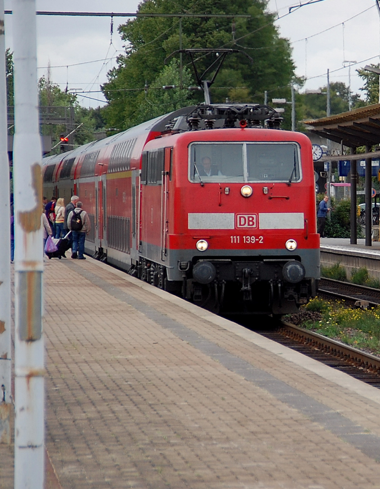 Wunstorf Gleis 8, als RE-Gegenzug nach Braunschweig steht die 111 139-2 am 22. Juli 2011.