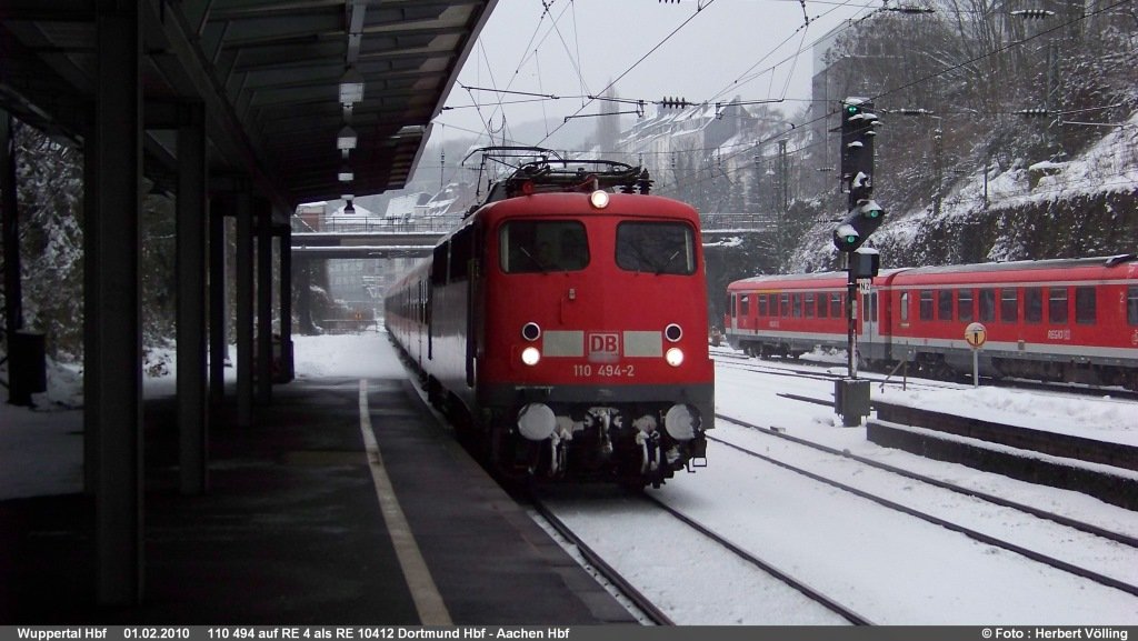 Wuppertal Hbf 01.02.2010 110 494 mit RE 10412 Dortmund Hbf - Aachen Hbf
auf RE 4 Wupper-Express