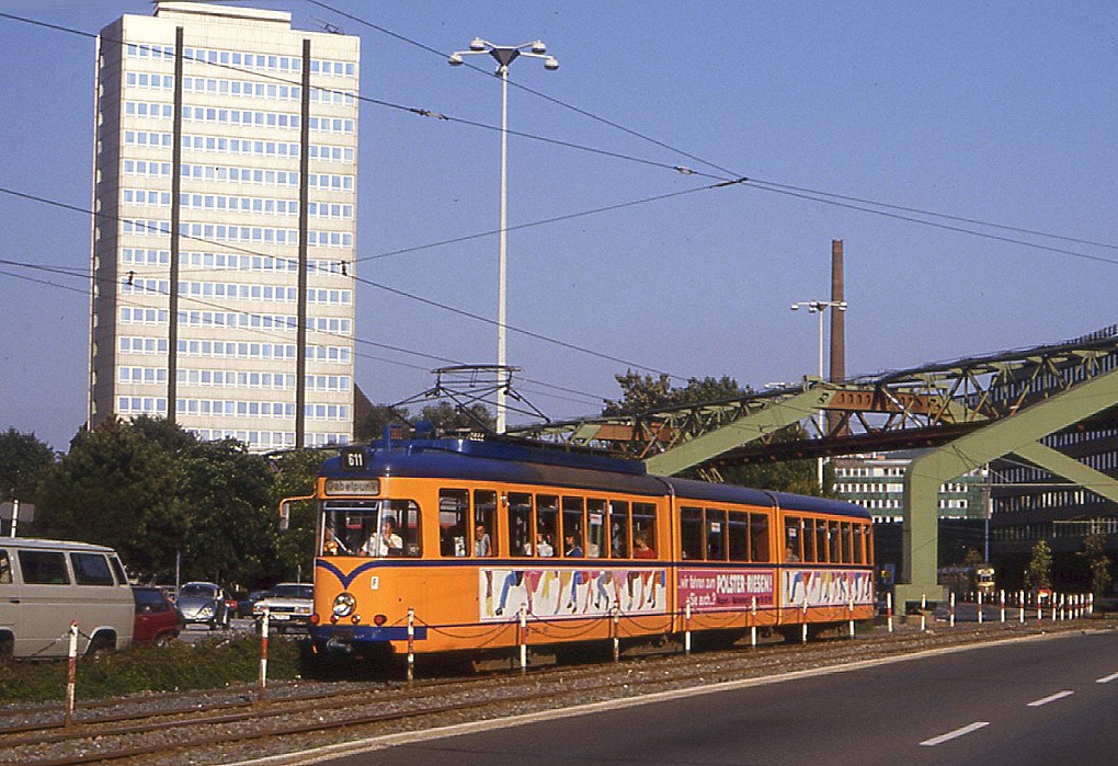 Wuppertal Tw 3802, Bundesallee, 19.09.1985. Imm Hintergrund entfernt sich Tw 3828 (ex Dortmund 44), anfsngs noch in der Dortmunder Lackierung im Einsatz.