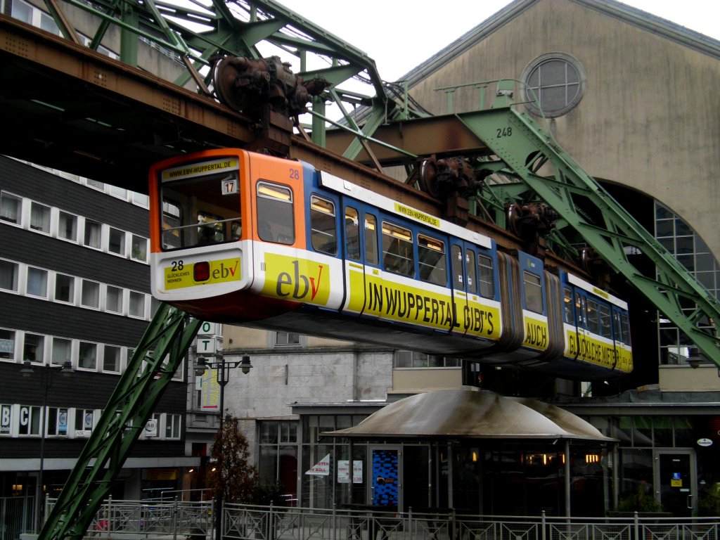  Wuppertaler Schwebebahn in Richtung Oberbarmen Bahnhof am Haltepunkt Hauptbahnhof/Dpersberg.(28.2.2013) 