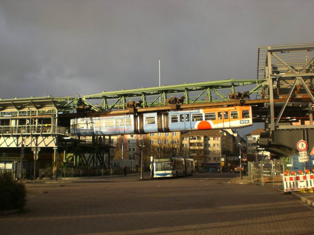  Wuppertaler Schwebebahn in Richtung Vohwinkel am Haltepunkt Oberbarmen Bahnhof.(2.2.2013)  