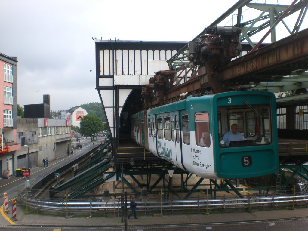 Wuppertaler Schwebebahn in Richtung Vohwinkel am Haltepunkt Oberbarmen Bahnhof.(27.6.2012)