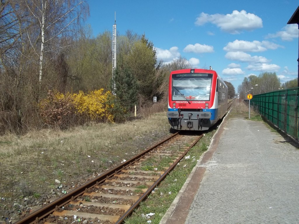 Wusterhausen (Dosse) (KBS 209.73), Triebwagen Richtung Kyritz am Bahnsteig (Ostersonntag 2012)