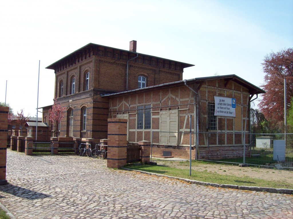 Wusterhausen/Dosse, Bahnhof an der Strecke Neustadt/Dosse-Pritzwalk, Stra�enseite (17.04.2009)