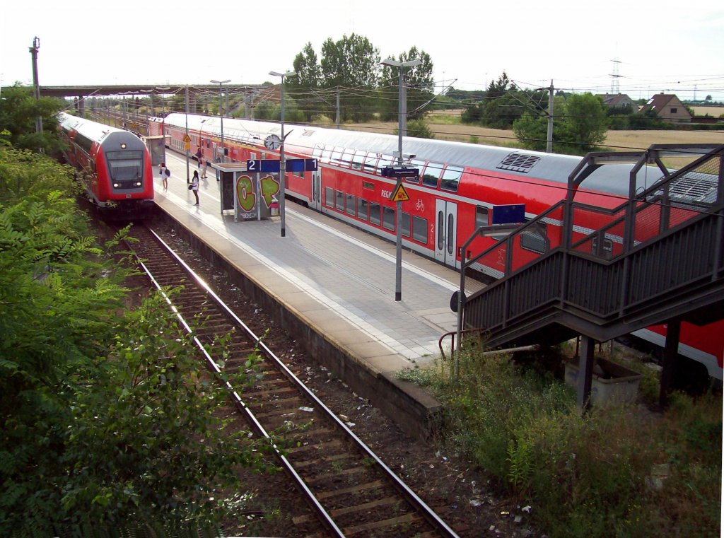 Wustermark, Bahnhof an der Lehrter Bahn), RE 2-Zugkreuzung am Bahnsteig (23.07.2010)
