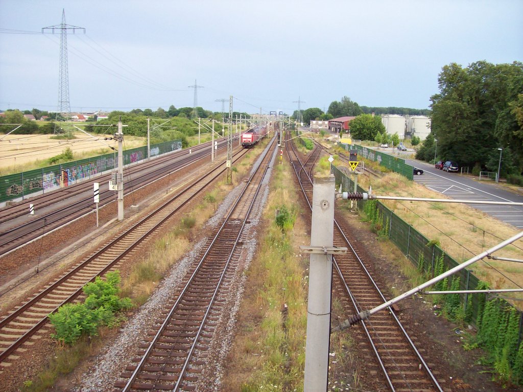 Wustermark, Bahnhof an der Lehrter Bahn, Blick von der Fugngerbrcke Richtung Osten, RB 21 auf Abstellgleis (23.10.2010)
