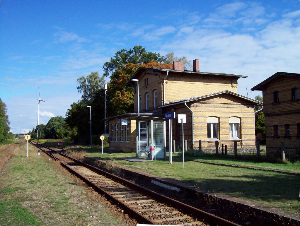 Wutike, KBS 209.73 (Neustadt/Dosse-Pritzwalk), Bahnhofsgebude mit Bahnsteig (30.09.2010)