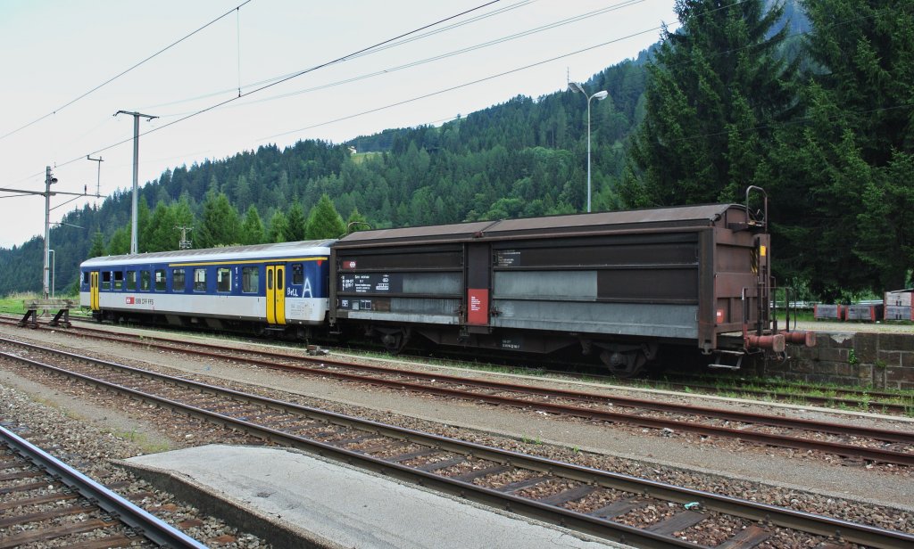 X 10 85 94 00 116-7 und der ausrangierte AB EWII 50 85 39-35 117-3 abgestellt in Airolo, 04.08.2013.