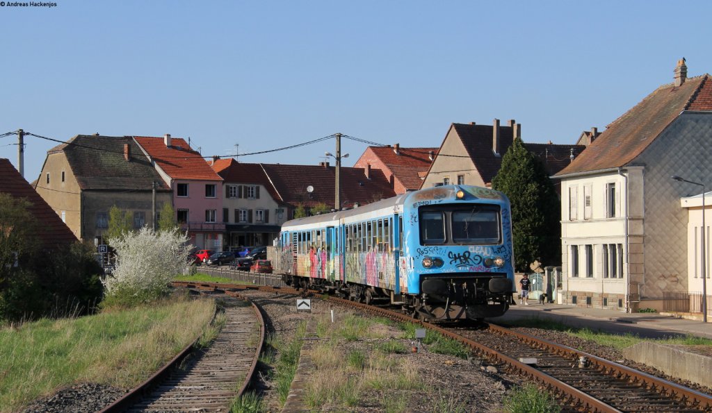 X 4784 als TER 34731 (Sarreguemines – Sarre-Union) bei der Einfahrt Saare Union 25.4.13 Fotografiert vom Bahnsteig aus, die Fahrzeuge werden noch im Laufe des Jahres ersetzt deshalb hab das Graffiti in Kauf genommen.