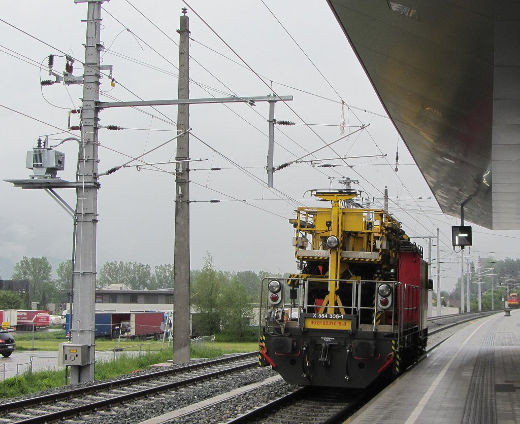 X 554 306-1 zu Bauzwecken in Brixlegg am 11. Mai 2013.