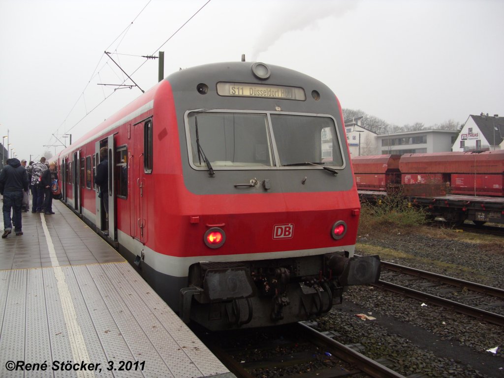 X-Wagen auf der S11 als Ersatzzug in Bergisch Gladbach am 18.3.2011