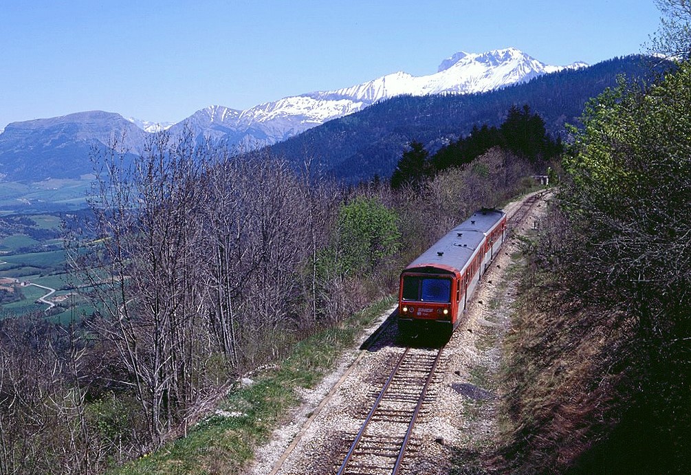 x2741 hat auf der Fahrt nach Grenoble die Passh�he am Col du Croix haute passiert und rollt oberhalb des Dorfes Lalley den Berg in Richtung Clelles hinab, 08.05.1998, Zug 58610.