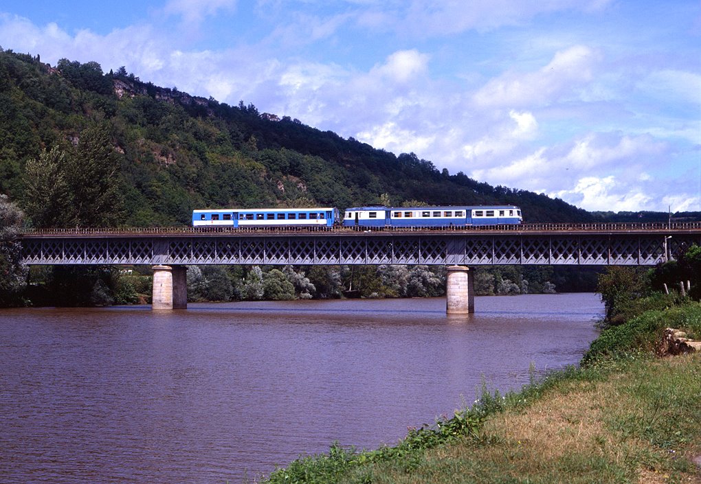 x2840 überquert mit Zug 51553 am 02.09.2000 den Lot bei Capdenac Gare.