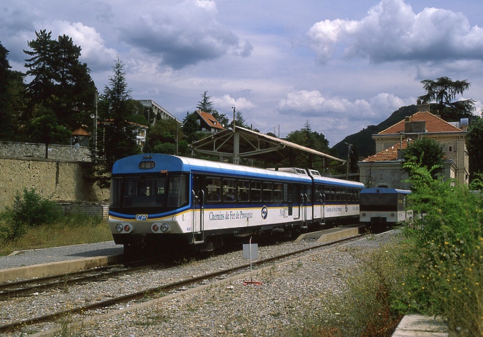 x351 wartet im Endbahnhof Digne les Bains auf neue Fahrgste. Die Fahrt mit dem  Pinienzapfenzug  wir 3h20 fr die 151km dauern.