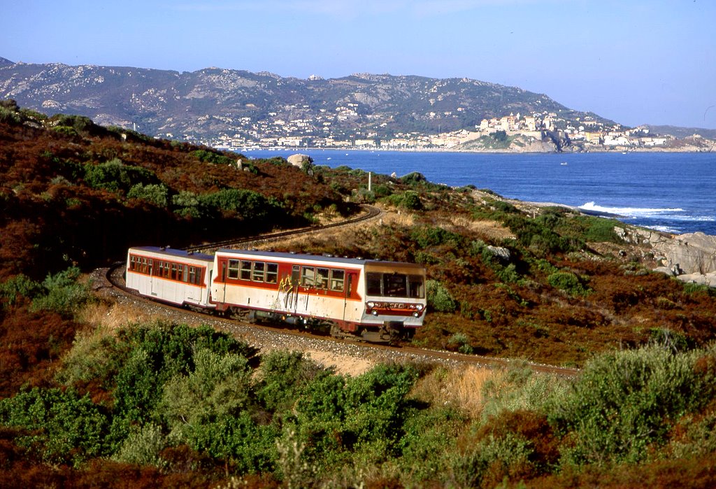 x5002 verlsst die Bucht von Calvi in Richtung Ajaccio, 23.08.2005, Zug 108.