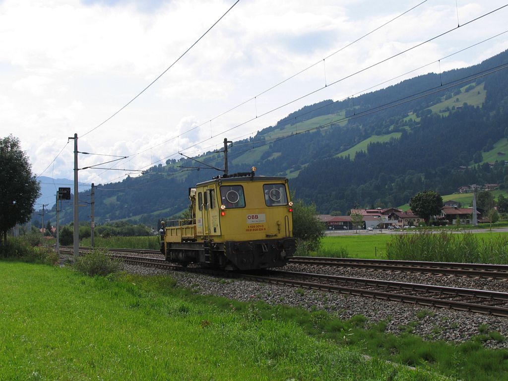 X628 001-0 in die Richtung Kitzbhel bei Brixen im Thale am 12-8-2010.