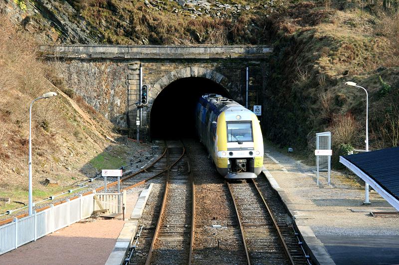 X69804 bei der Einfahrt in die Station Montherme; 23.03.2012