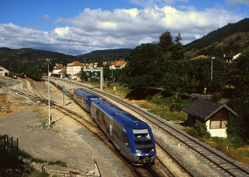 x73637 + x 73712 verlassen den Bahnhof Veynes mit Zug ter85601 in Richtung Gap, 12.07.2004.