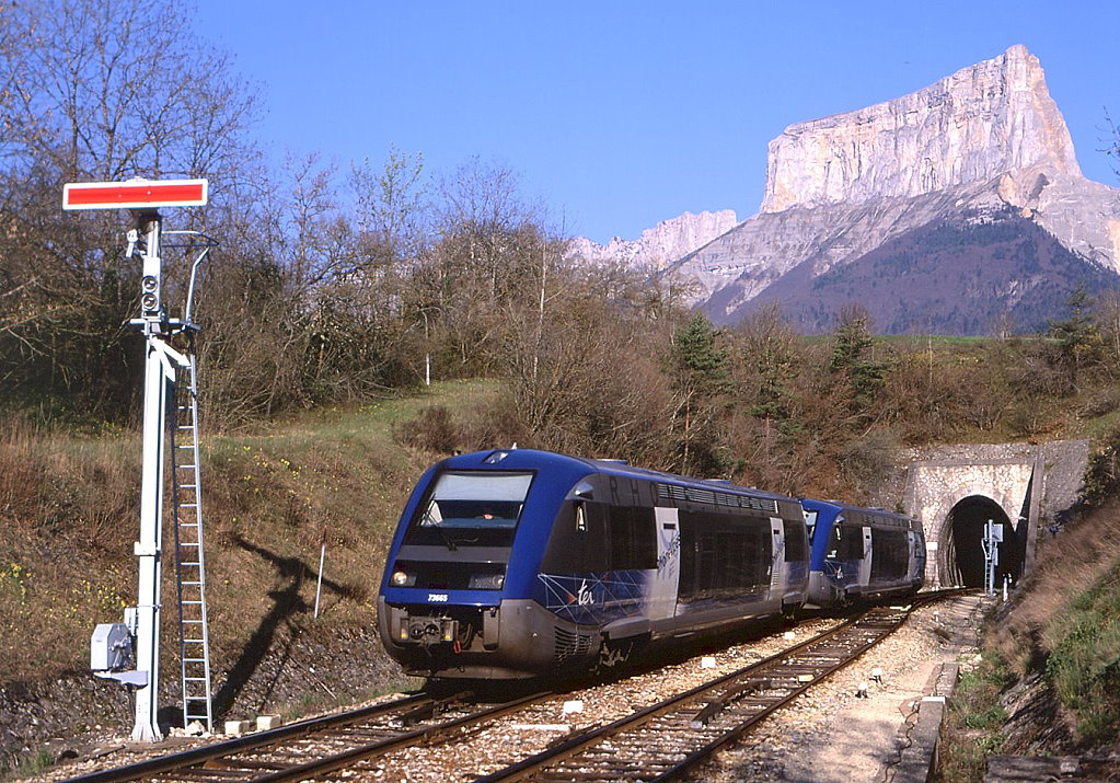 x73665 rollt am 16.04.2007 in den Bahnhof von Clelles ein. Kulisse ist der ber 2000m hohe Mont Aiguille. 
