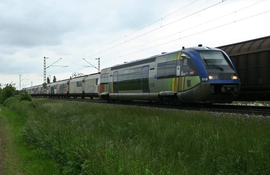 X73916 als IRE nach Freiburg (Breisgau) Hbf am 23.05.13 bei Hgelheim.