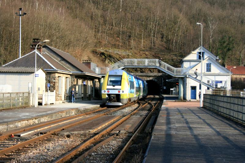 X76699 beim kurzen Halt in der Station Montherme; 23.03.2012