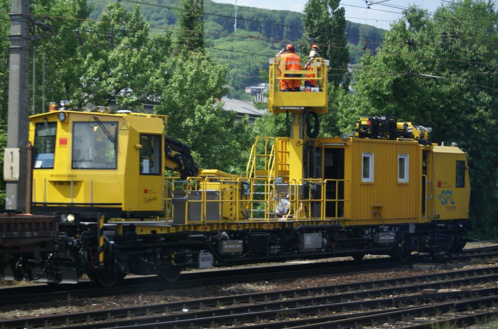 X954 009-3 (99819137009-8) der SPL Powerfres steht in Arbeitsposition zwischen Wien Penzing und Wien Htteldorf. Drften die berspannungsleitungen neu gemacht haben im Bahnhof Htteldorf. 24.5.2010 