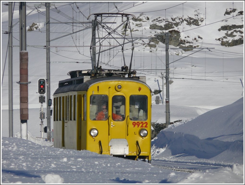 Xe 4/4 9922 trifft in Ospizio Bernina ein. (12.01.2010)