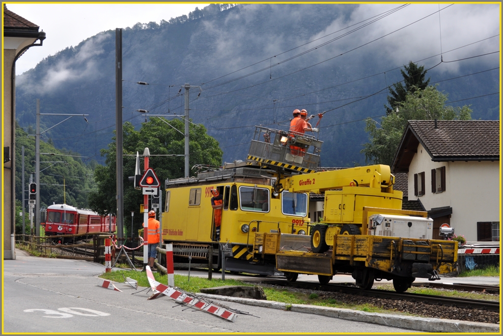 Xm 2/2 9917 und die Giraffe 2 im Einsatz, dahinter die blockierte S1 und im Vordergrund die zertrmmerte Schranke. (16.08.2012)