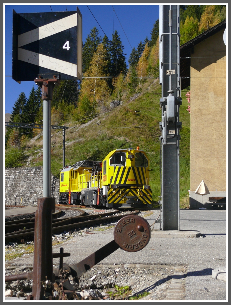 Xmf 6/6  92020 Fahrleitungsunterhaltfahrzeug in Langwies. Interressant noch der Weichenhebel von der Fonderie/Giesserei Bern (12.10.2010)